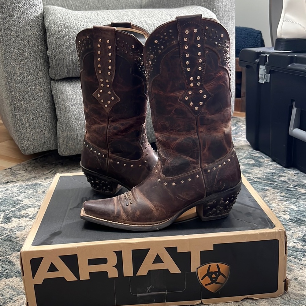 Ariat Women’s Rhinestone Cowgirl Boots size 8 1/2 B Medium Width Like New